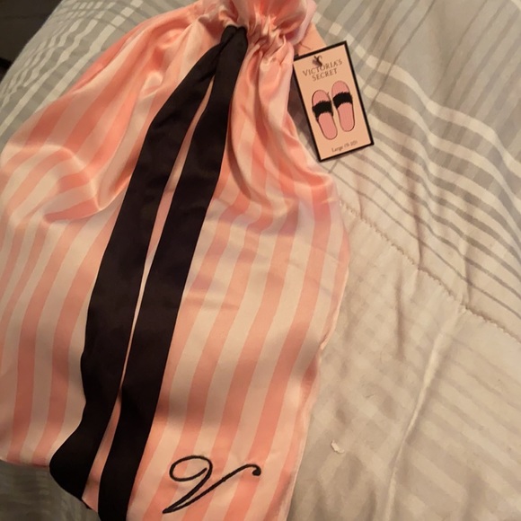 Slippers - Picture 2 of 3